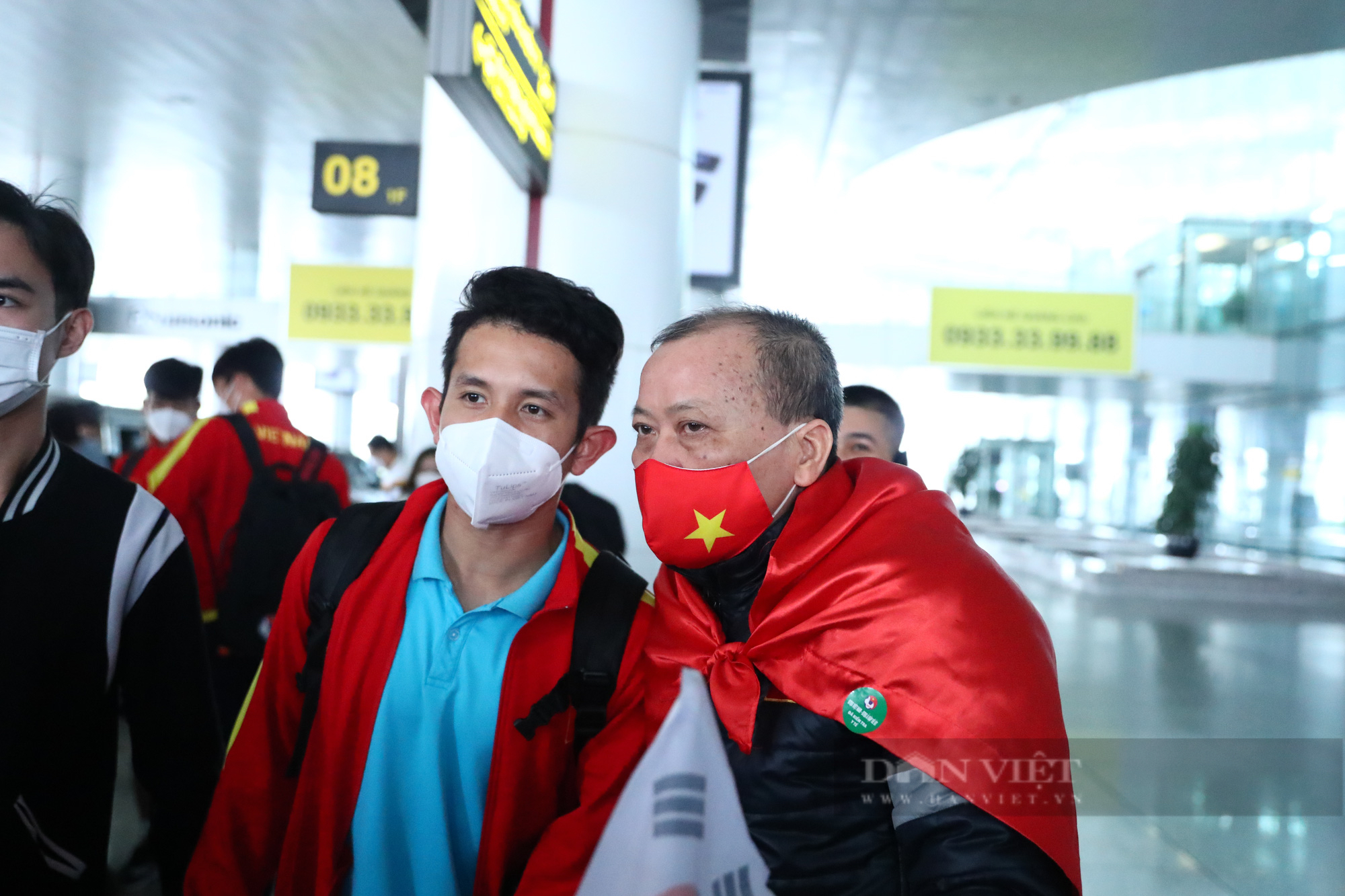 Cầu thủ ĐT Việt Nam vui vẻ chụp ảnh với NHM khi về đến sân bay Nội Bài - Ảnh 7.