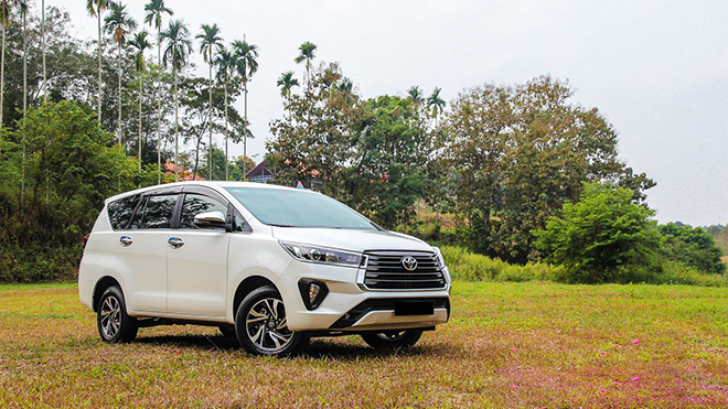 Giá lăn bánh Toyota Innova giảm sâu tháng 12/2021, liệu có cạnh tranh được Xpander - Ảnh 1.