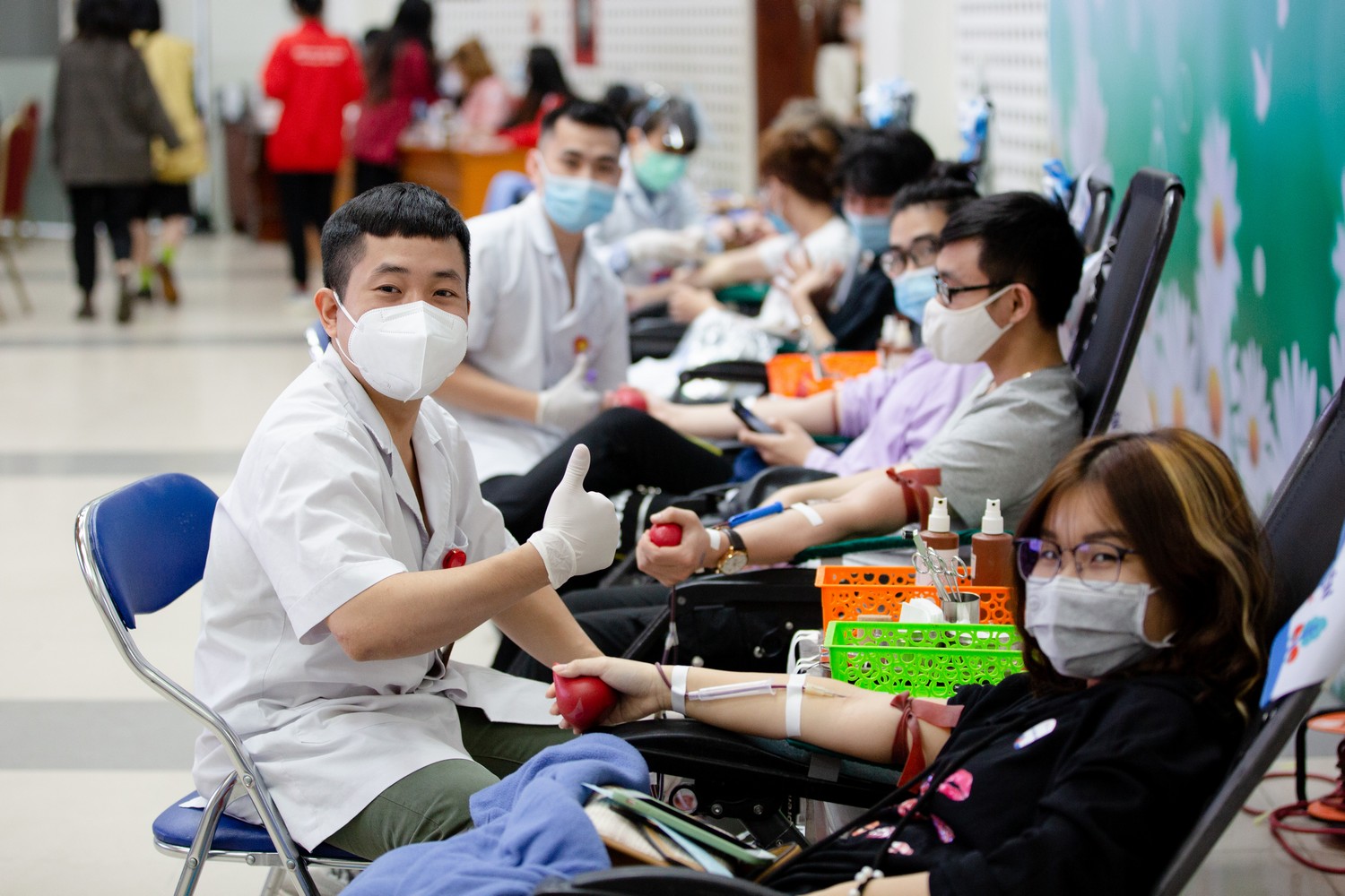 Mỗi ngày hơn 2.000 người dân đi hiến máu tại Hà Nội - Ảnh 2.