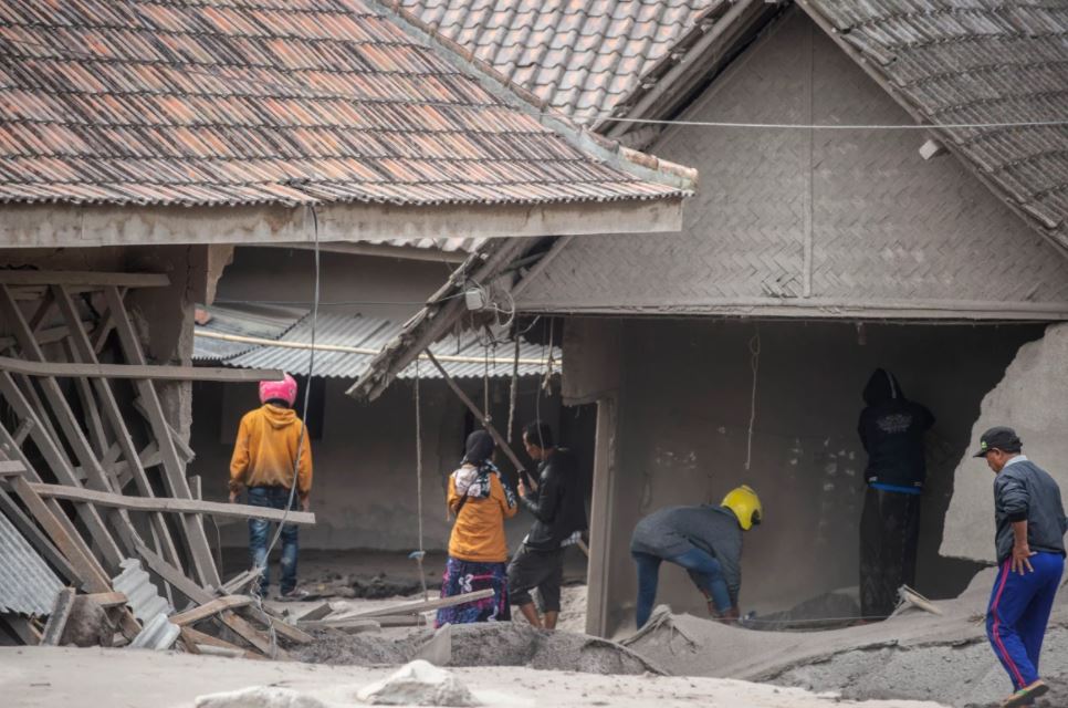 Ảnh: Những khoảnh khắc đau lòng sau vụ phun trào núi lửa ở Indonesia - Ảnh 4.