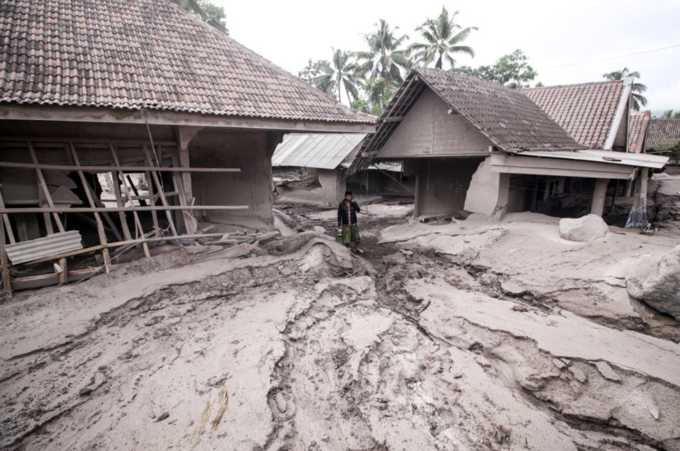 Ảnh: Những khoảnh khắc đau lòng sau vụ phun trào núi lửa ở Indonesia - Ảnh 5.