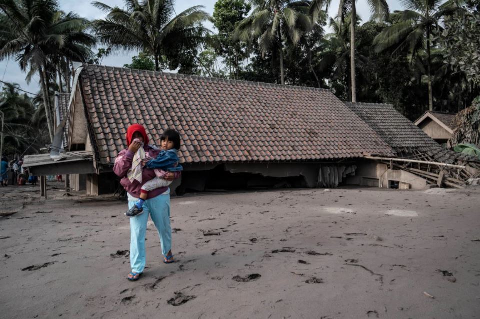 Ảnh: Những khoảnh khắc đau lòng sau vụ phun trào núi lửa ở Indonesia - Ảnh 6.