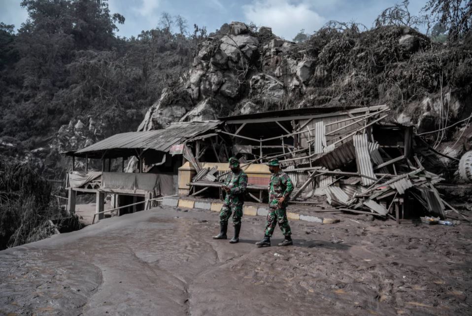 Ảnh: Những khoảnh khắc đau lòng sau vụ phun trào núi lửa ở Indonesia - Ảnh 7.
