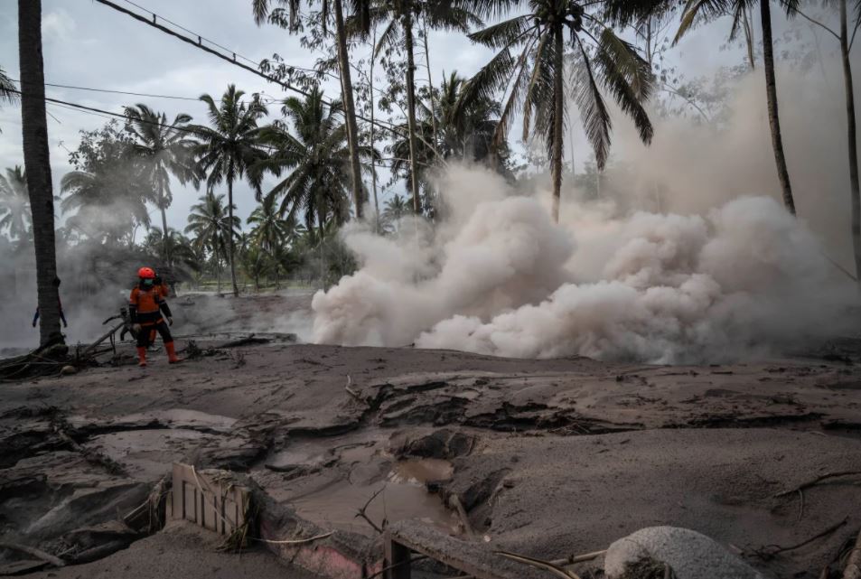 Ảnh: Những khoảnh khắc đau lòng sau vụ phun trào núi lửa ở Indonesia - Ảnh 8.