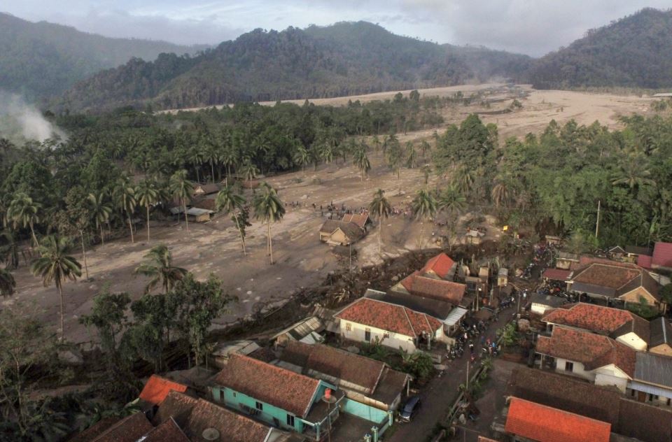 Ảnh: Những khoảnh khắc đau lòng sau vụ phun trào núi lửa ở Indonesia - Ảnh 10.