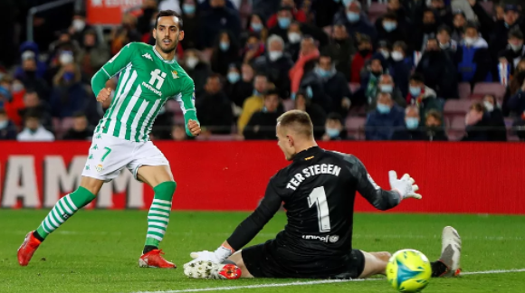 Barca thua sốc Betis, HLV Xavi nhắc đến sự khắc nghiệt - Ảnh 2.