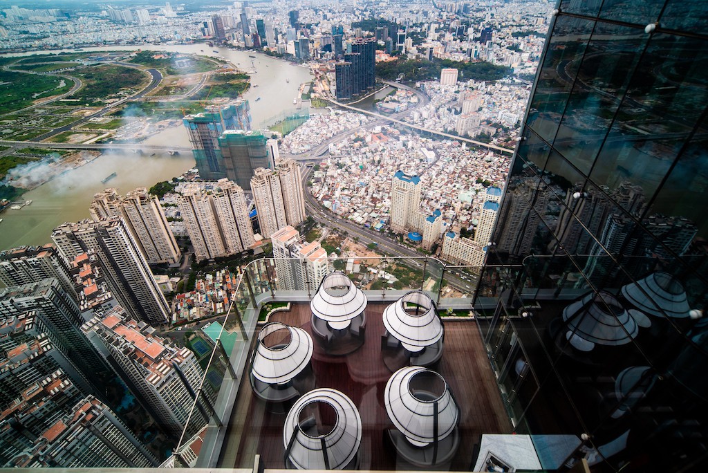 Từ đỉnh cao của tòa nhà Landmark 81, bạn sẽ được ngắm nhìn vẻ đẹp lung linh của thành phố Sài Gòn, nhất là vào buổi tối khi thành phố lấp lánh với ánh đèn. Và đặc biệt là giá vé vô cùng hấp dẫn, còn có thể di chuyển bằng xe buýt mui trần tận nơi. Thật tuyệt vời phải không nào?