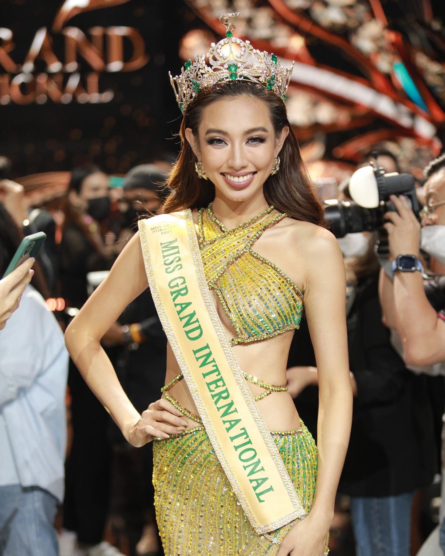 Nguyễn Thúc Thùy Tiên đăng quang Miss Grand International 2021: &quot;Bà trùm hoa hậu&quot; hé lộ hậu trường - Ảnh 1.