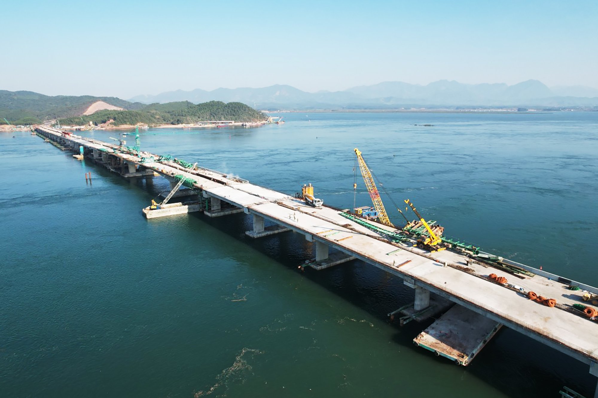 Hợp long cầu vượt biển dài nhất tỉnh Quảng Ninh - Ảnh 2.