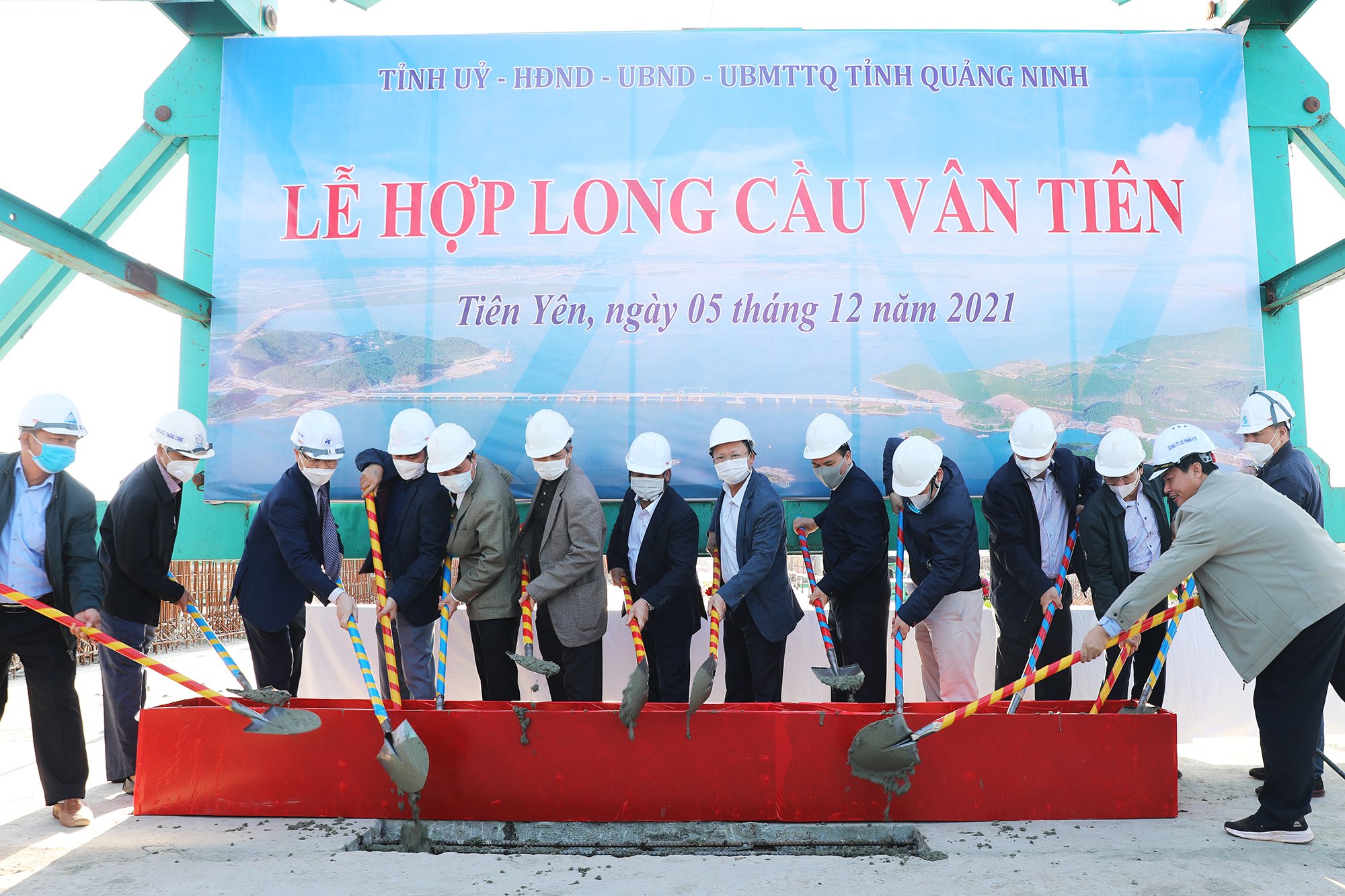 Hợp long cầu vượt biển dài nhất tỉnh Quảng Ninh - Ảnh 1.