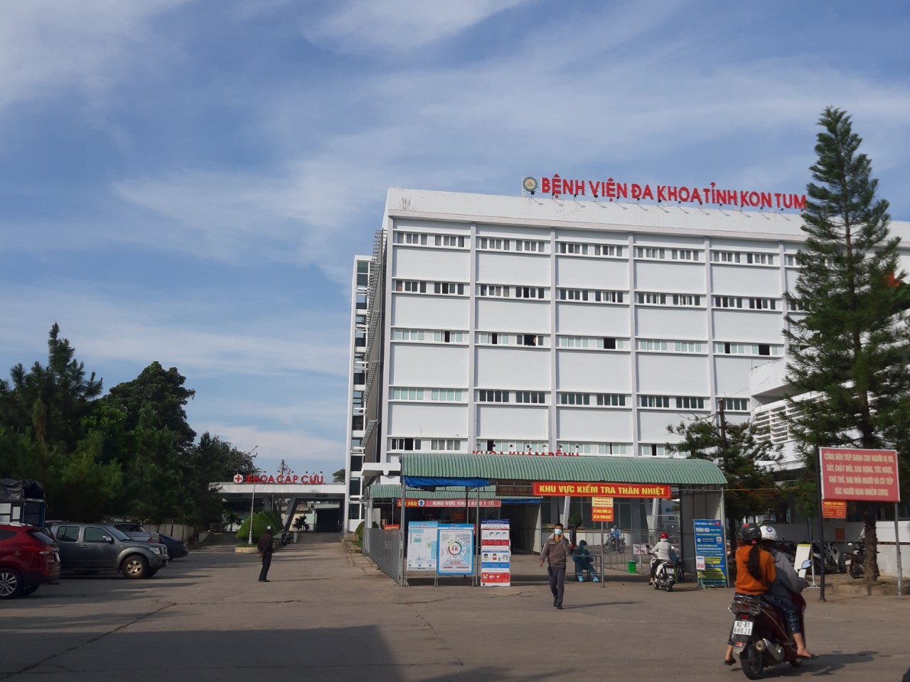 Xét nghiệm toàn bộ Bệnh viện đa khoa tỉnh Kon Tum vì phát hiện 8 F0 - Ảnh 1.