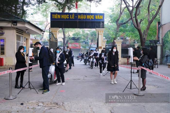 Tiết chào cờ đặc biệt của học sinh lớp 12 ở Hà Nội sau hơn 7 tháng xa sân trường vì dịch Covid-19 - Ảnh 1.
