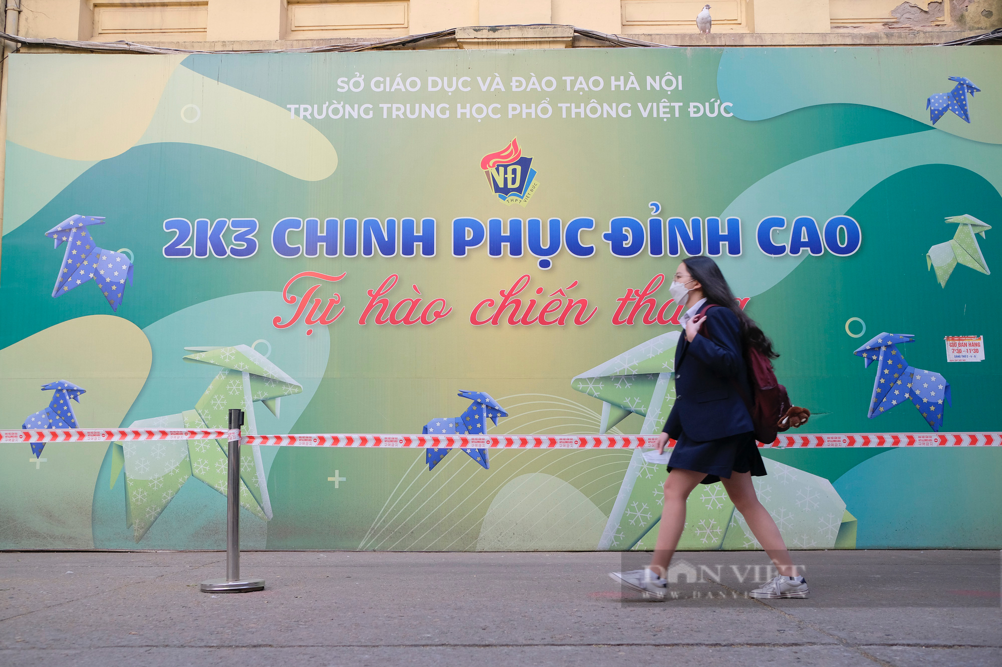 Tiết chào cờ đặc biệt của học sinh lớp 12 ở Hà Nội sau hơn 7 tháng xa sân trường vì dịch Covid-19 - Ảnh 2.