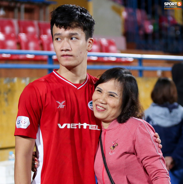 Mẹ Hoàng Đức dự đoán con trai ghi bàn trong trận đấu với ĐT Lào - Ảnh 1.
