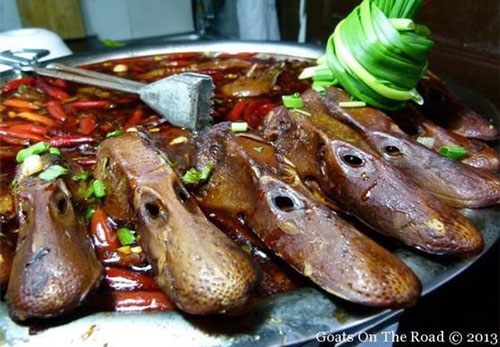 Cùng khám phá đặc sản kinh dị Trung Quốc để thưởng thức những món ăn đặc biệt đầy kỳ dị. Từ thực phẩm được làm từ máu đến các món ăn được chế biến từ gia cầm và động vật không phổ biến, đây sẽ là một trải nghiệm ẩm thực độc đáo và đầy kỳ diệu.
