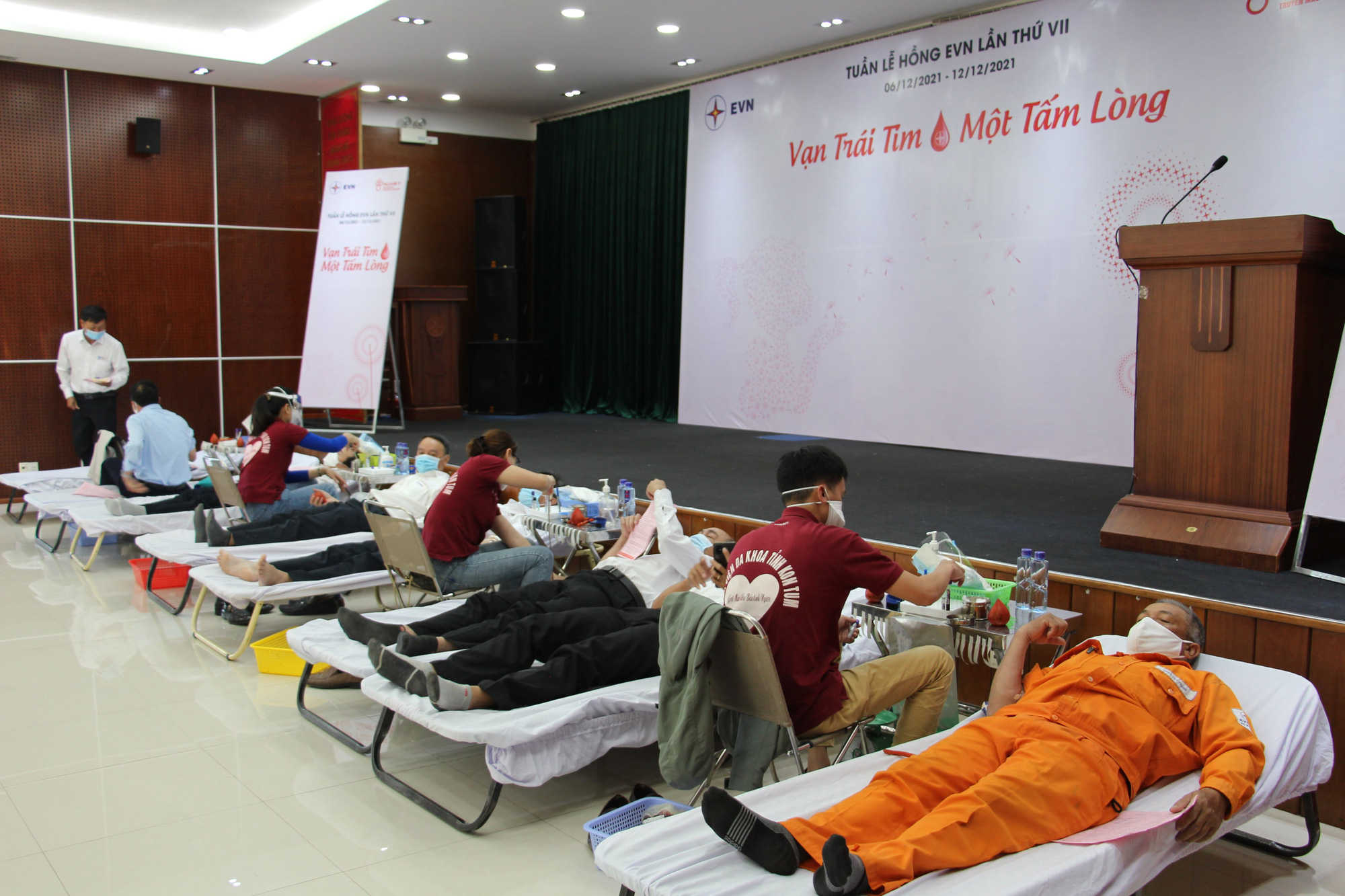 Công ty Điện lực Kon Tum tổ chức hiến máu tình nguyện - Ảnh 2.