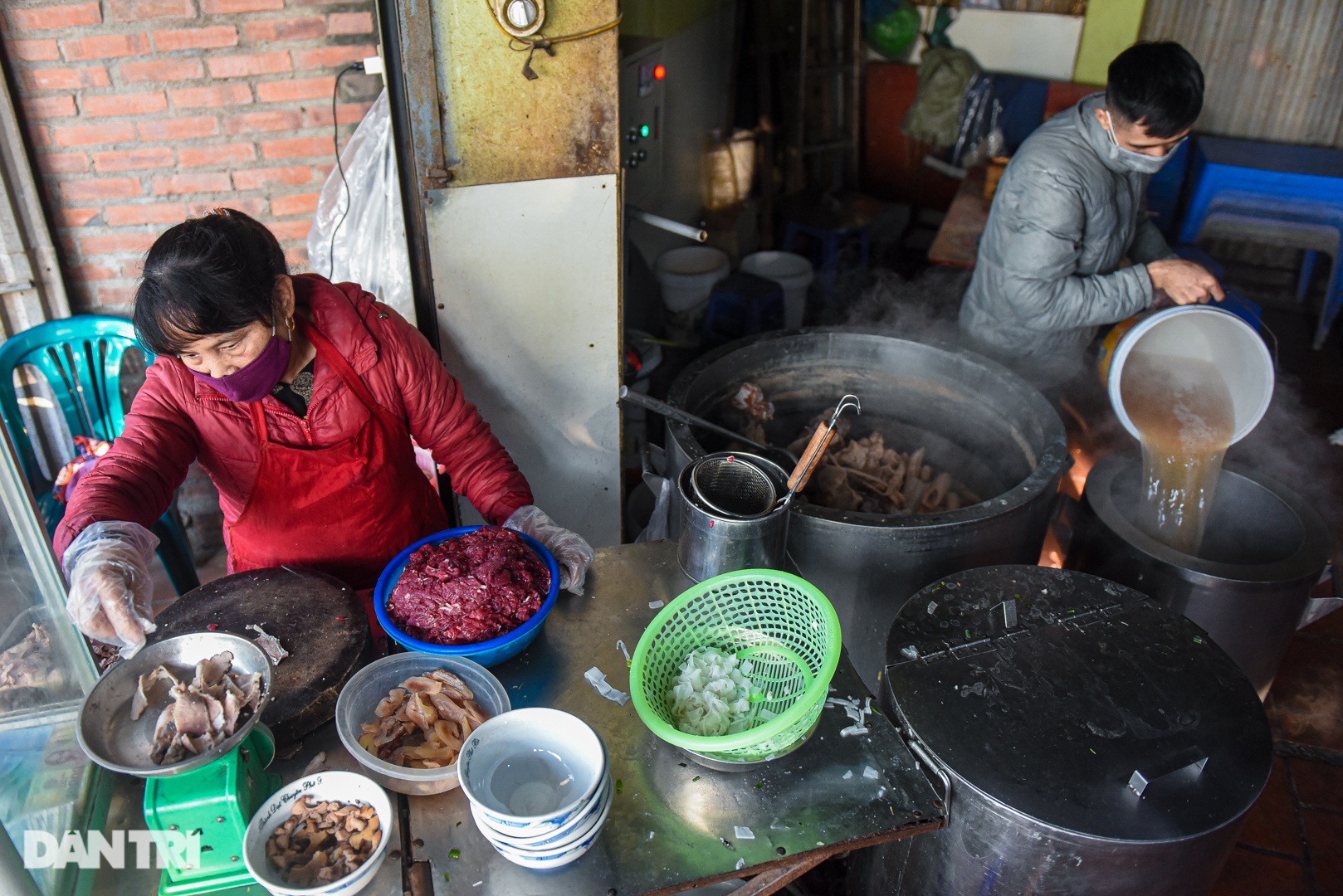 Quán &quot;phở gánh&quot; hút thực khách ngày hết 300 tô - Ảnh 6.