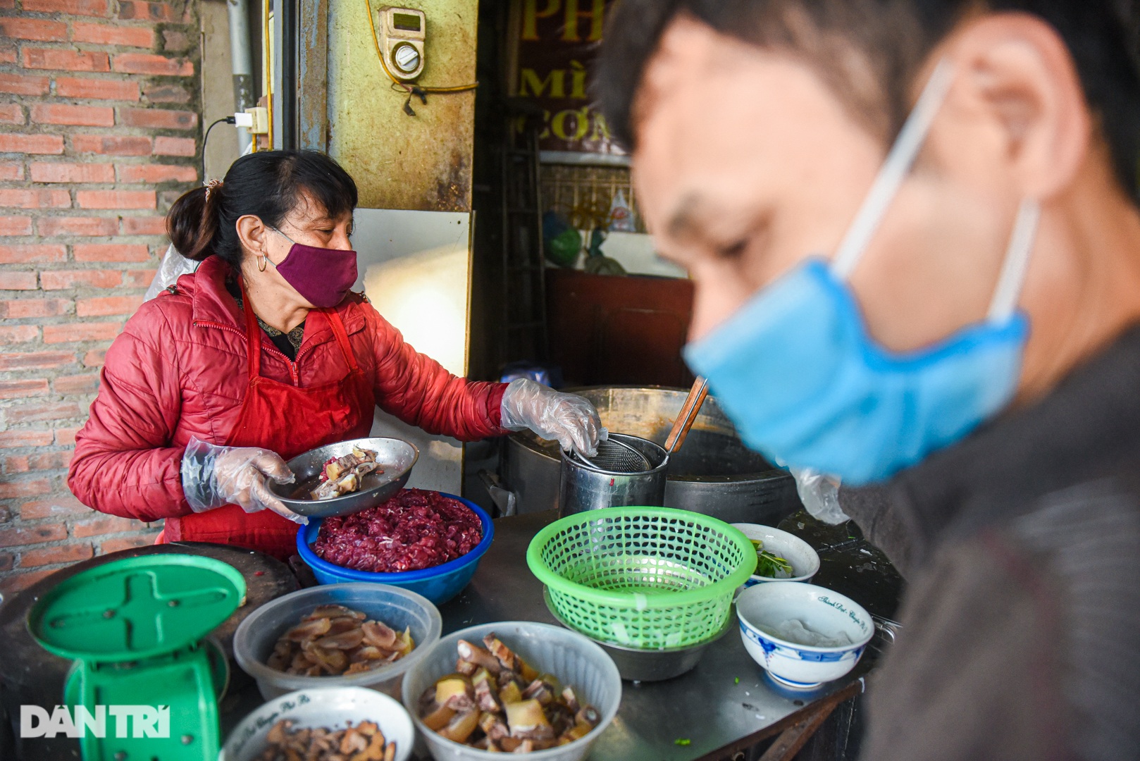 Quán &quot;phở gánh&quot; hút thực khách ngày hết 300 tô - Ảnh 3.