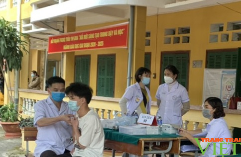 Huyện Mai Châu (Hoà Bình): Tiêm vắc xin cho hơn 2.000 trẻ em từ 12-17 tuổi - Ảnh 1.