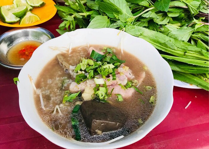 Đặc sản cháo &quot;nội tạng&quot; ăn kèm bún hoặc bánh mì lạ miệng, chỉ bán vài tiếng mỗi ngày ở Tri Tôn, An Giang - Ảnh 1.