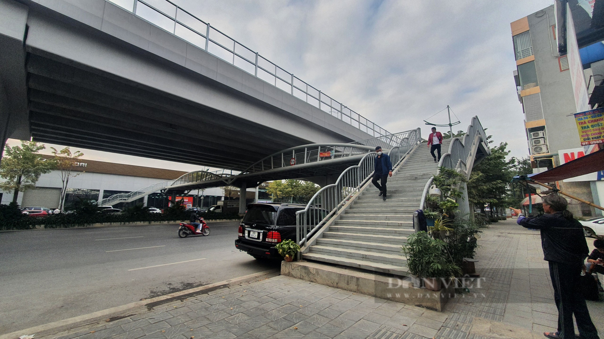 Hà Nội: Tháo gỡ rào chắn cầu vượt đi bộ trên tuyến đường Phạm Văn Đồng - Ảnh 1.