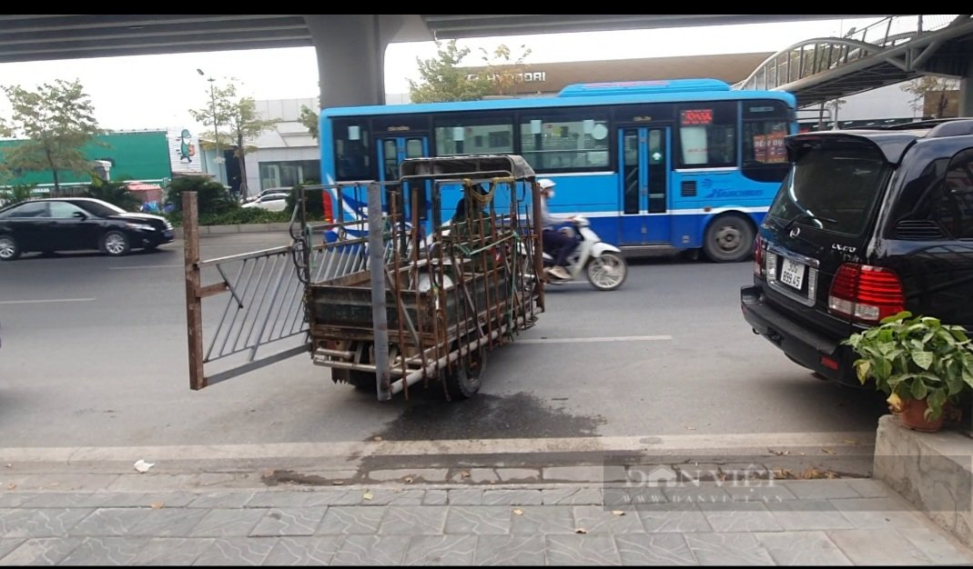 Hà Nội: Tháo gỡ rào chắn cầu vượt đi bộ trên tuyến đường Phạm Văn Đồng - Ảnh 2.