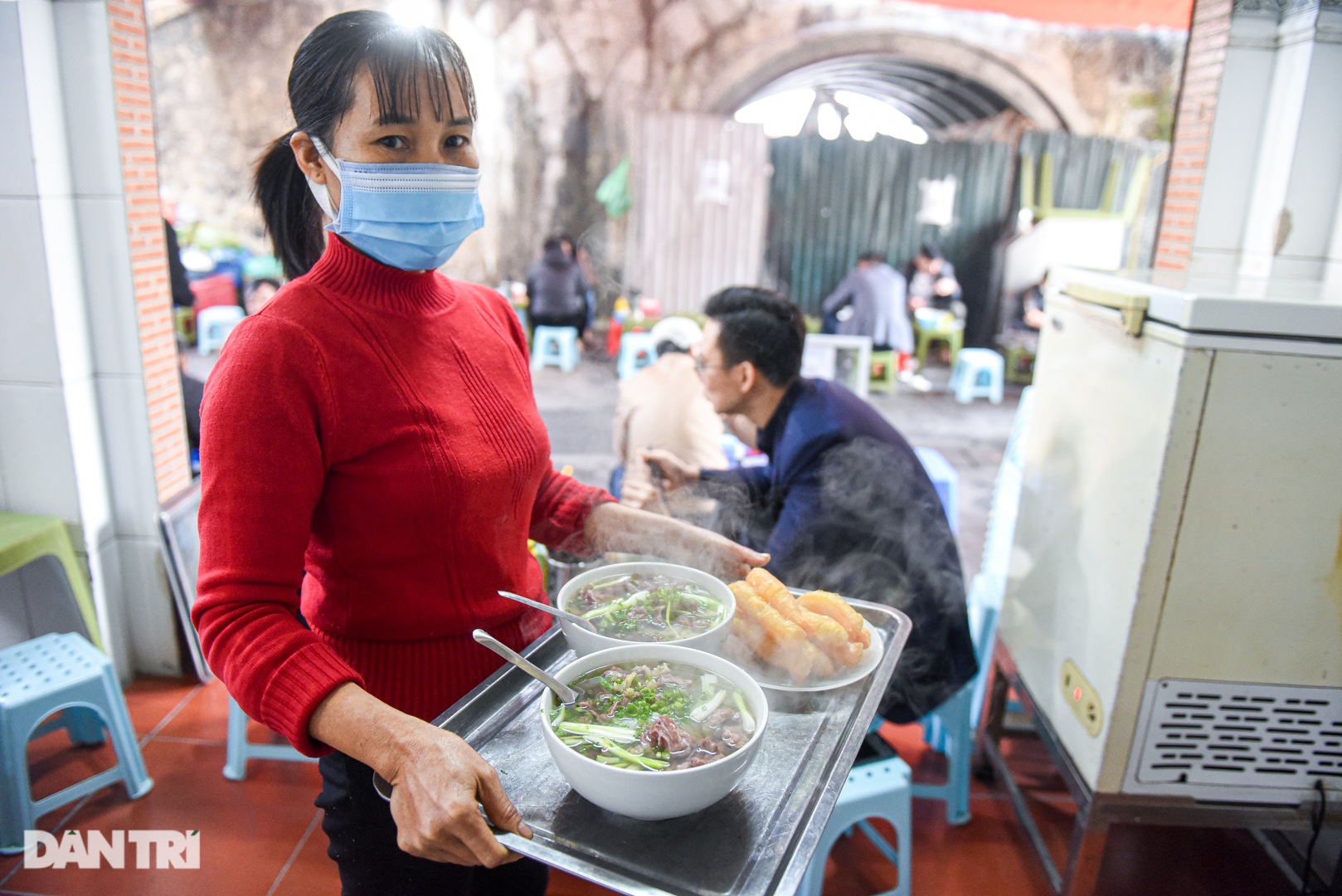 Lạ lùng quán phở vừa mặn, giá vừa &quot;chát&quot; vẫn hút khách đến ăn - Ảnh 7.