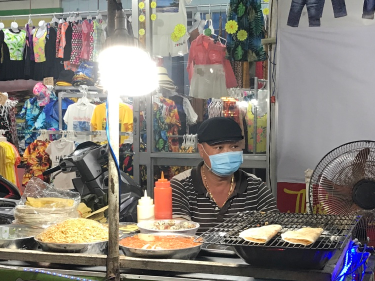 Dịch bệnh Covid -19 khiến khách đến chợ đêm Phú Quốc giảm mạnh. Dù đã 10 giờ tối nhưng lượng khách qua chợ đêm vẫn rất thưa thớt, cả tối ông Thành chỉ bán được 2-3 chiếc bánh tráng trộn. Ảnh: N.T