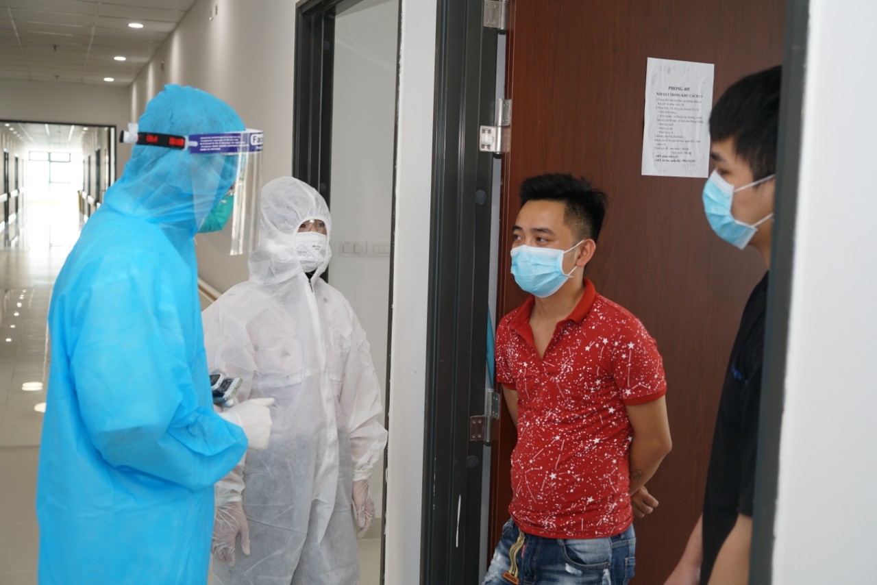 Bên trong khu cách ly, điều trị bệnh nhân Covid-19 tại Bệnh viện Bạch Mai cơ sở 2 - Ảnh 1.
