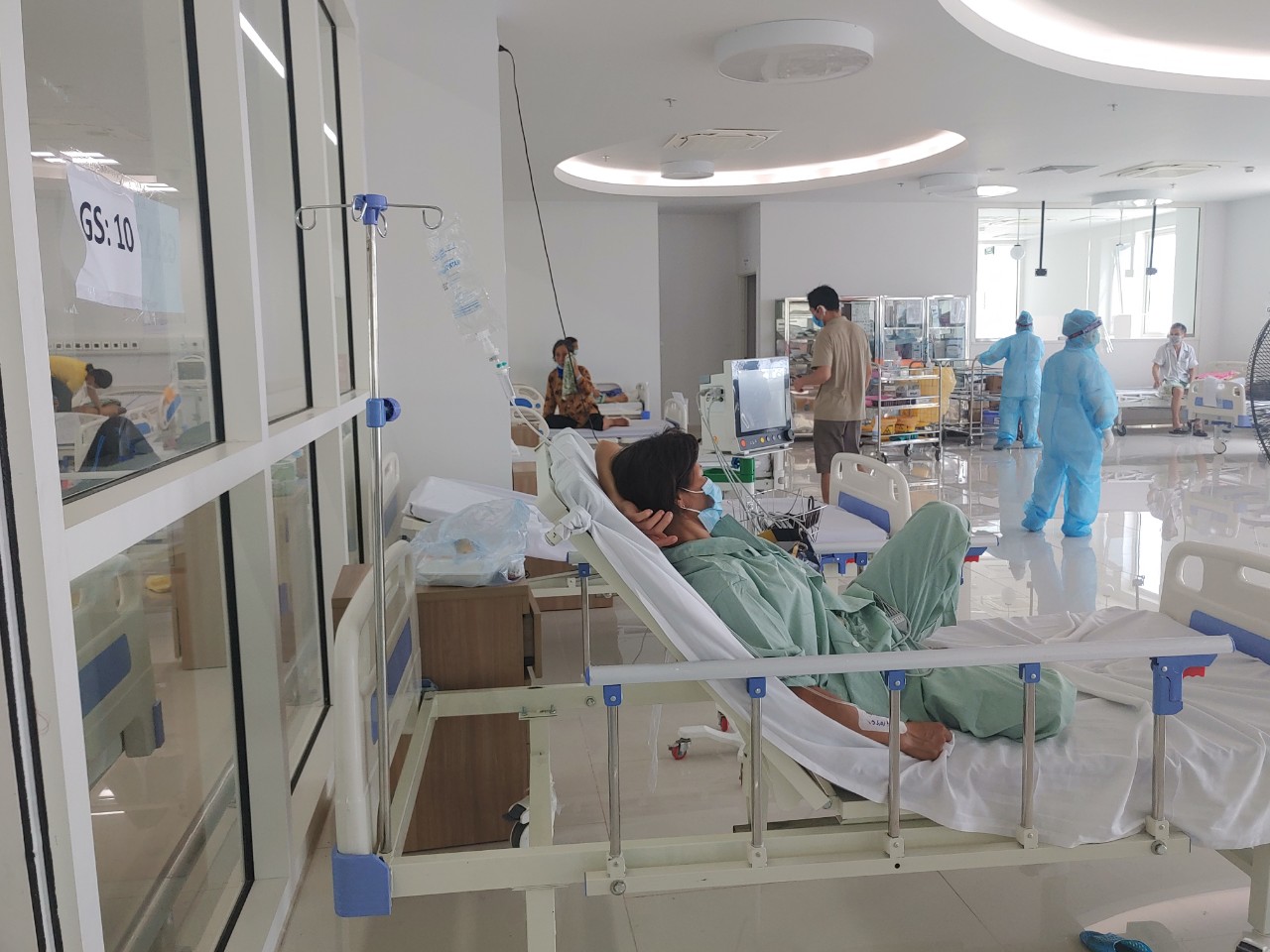 Bên trong khu cách ly, điều trị bệnh nhân Covid-19 tại Bệnh viện Bạch Mai cơ sở 2 - Ảnh 2.