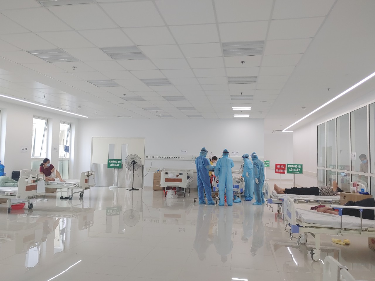 Bên trong khu cách ly, điều trị bệnh nhân Covid-19 tại Bệnh viện Bạch Mai cơ sở 2 - Ảnh 7.