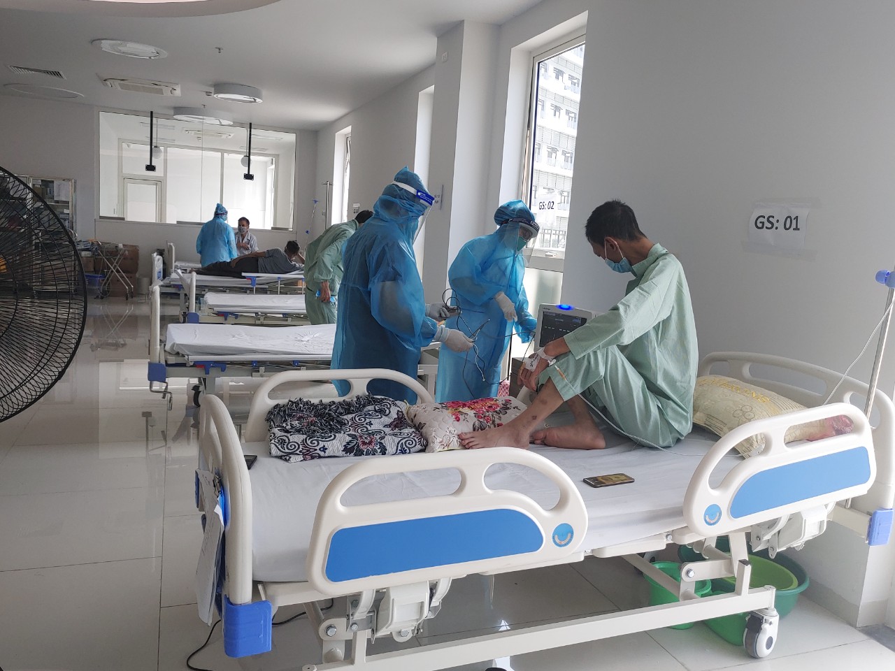 Bên trong khu cách ly, điều trị bệnh nhân Covid-19 tại Bệnh viện Bạch Mai cơ sở 2 - Ảnh 8.