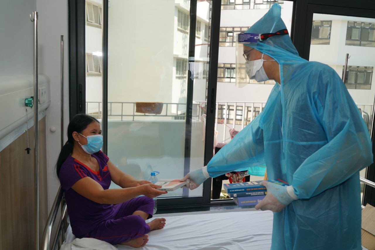 Bên trong khu cách ly, điều trị bệnh nhân Covid-19 tại Bệnh viện Bạch Mai cơ sở 2 - Ảnh 10.