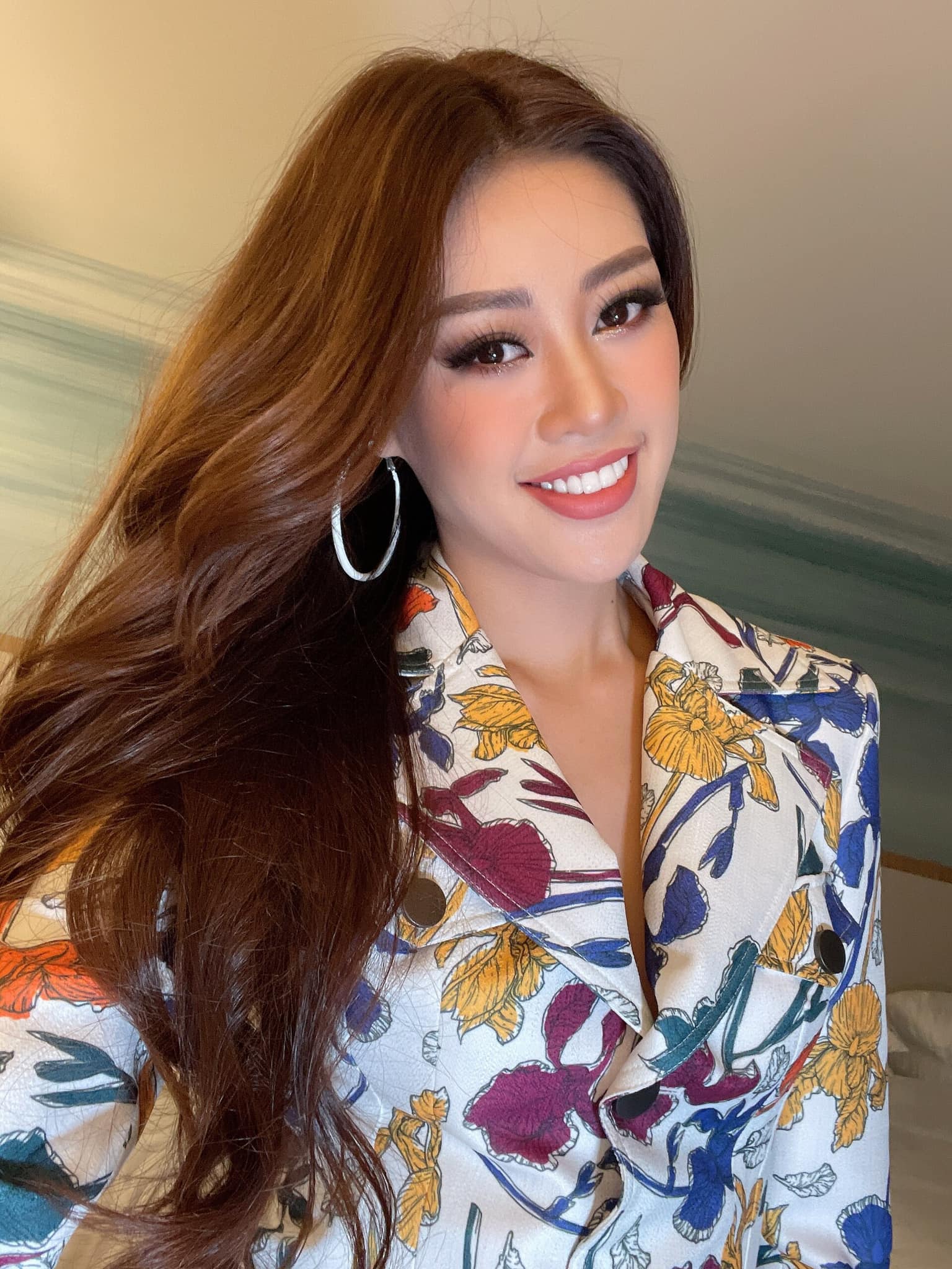 Sẵn sàng giúp đỡ đối thủ, Hoa hậu Khánh Vân tiếp tục ghi điểm tại Miss Universe 2020 - Ảnh 3.