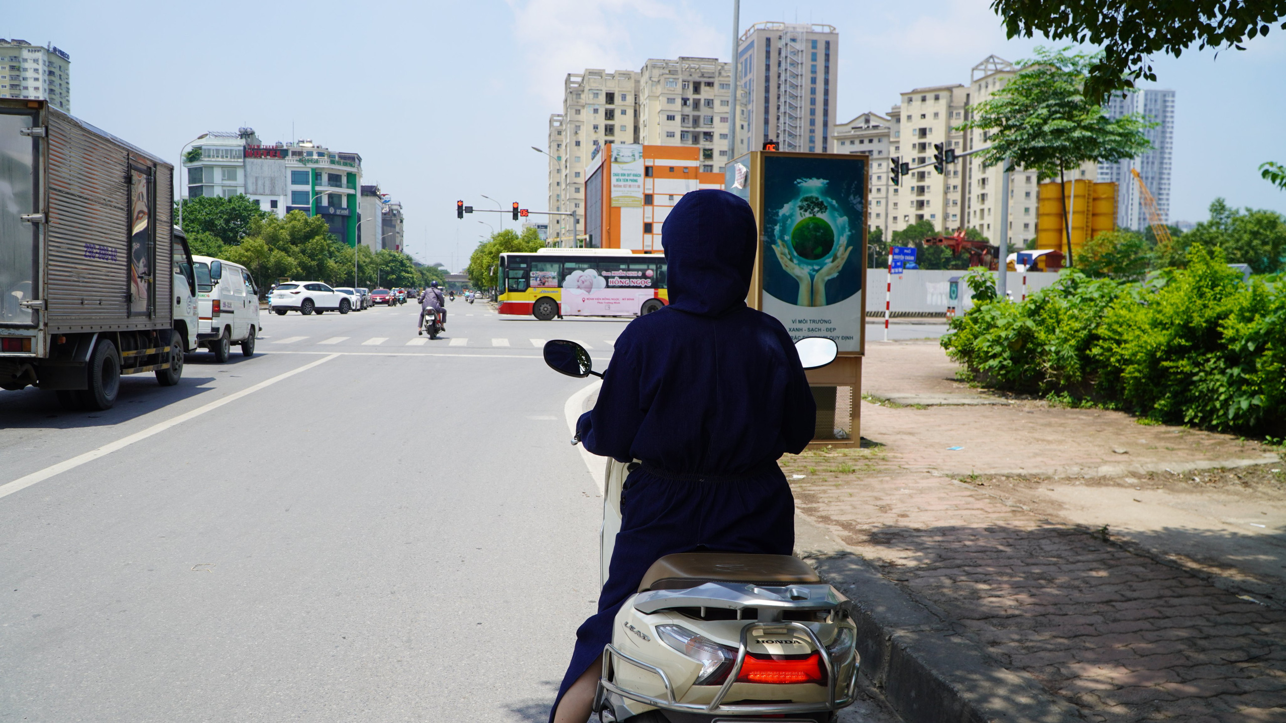 Người dân Hà Nội như &quot;ninja&quot; trong nắng gắt đầu mùa - Ảnh 6.