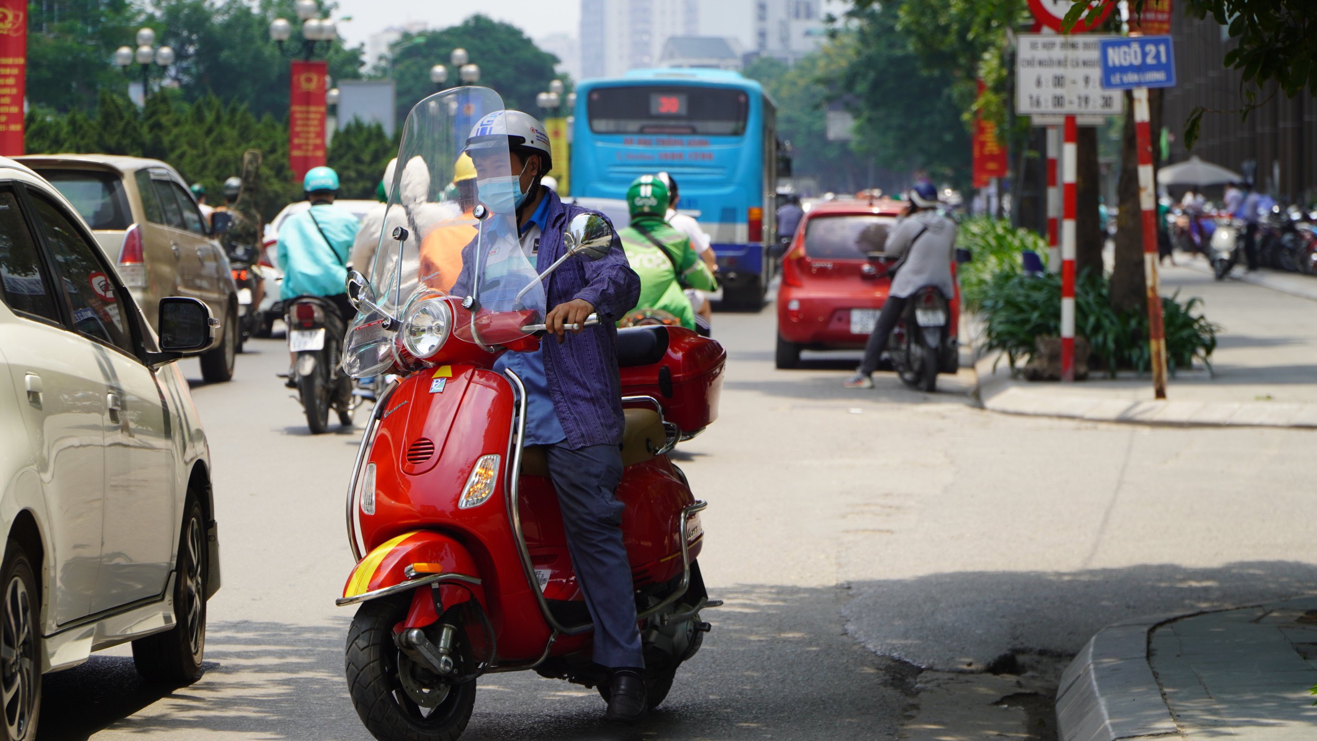 Người dân Hà Nội như &quot;ninja&quot; trong nắng gắt đầu mùa - Ảnh 3.