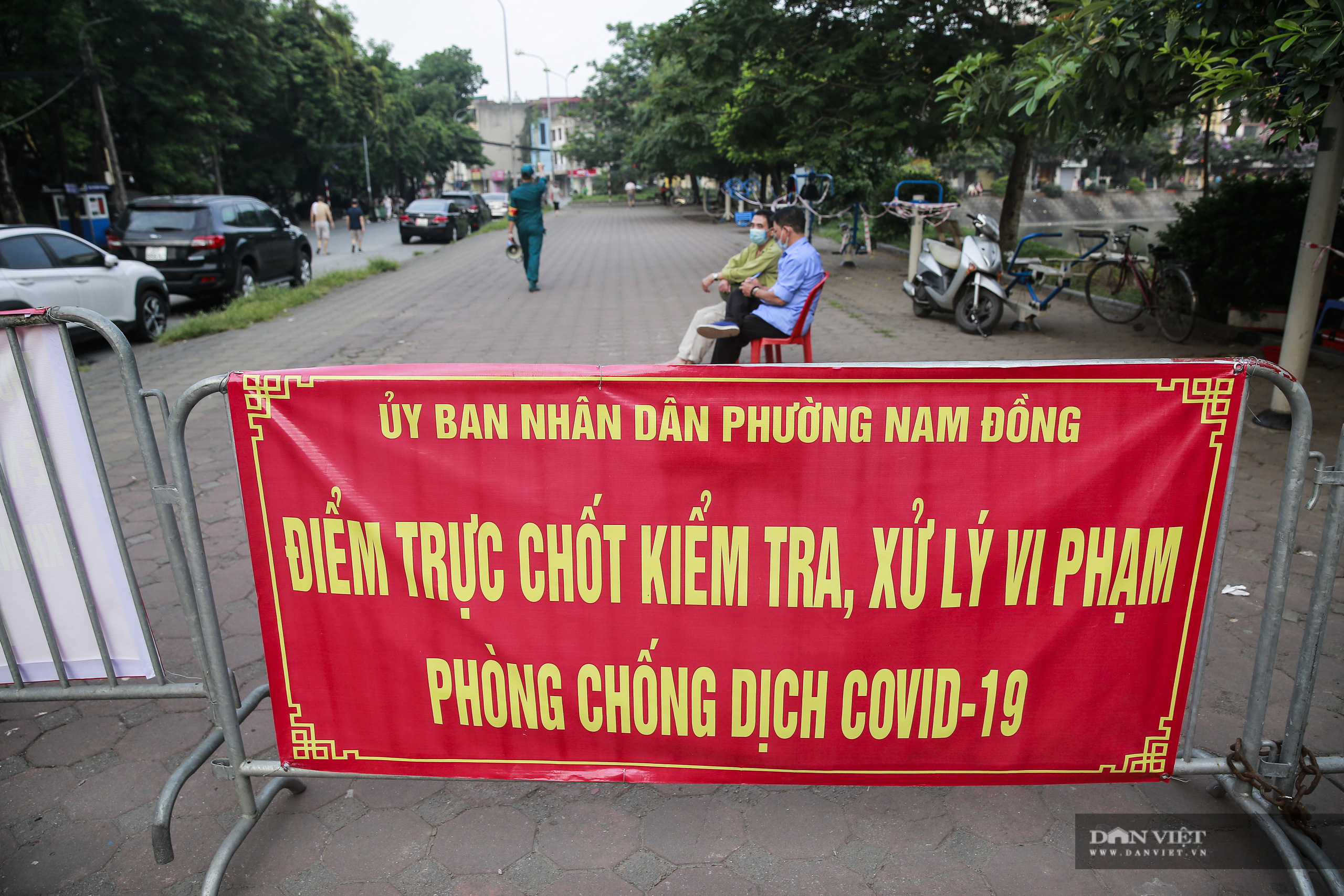 Hà Nội: căng dây máy tập thể dục, người dân vẫn “làm ngơ” - Ảnh 1.