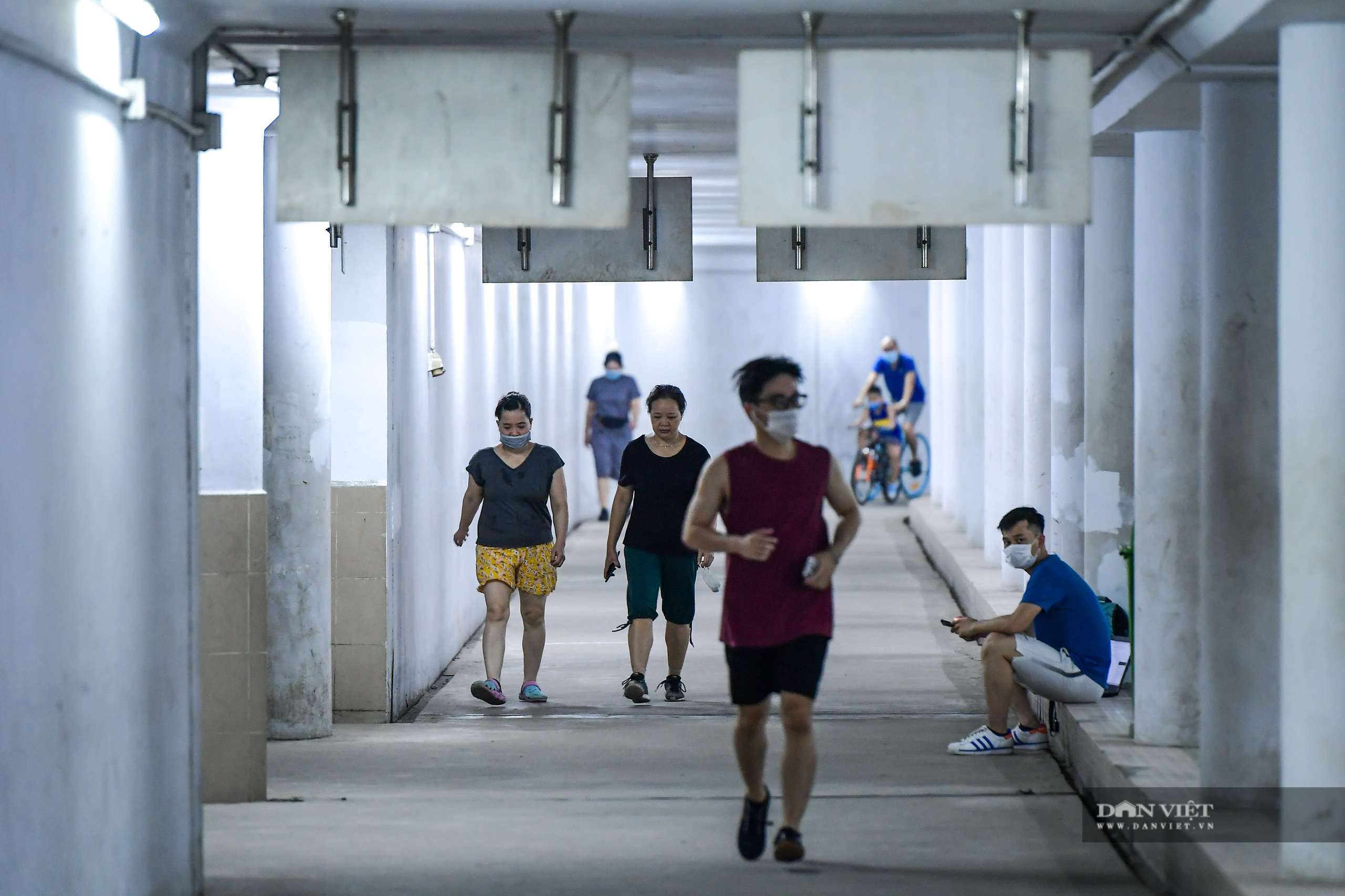 Hầm đi bộ ở Hà Nội bất ngờ đông đúc giữa mùa dịch Covid-19 - Ảnh 5.
