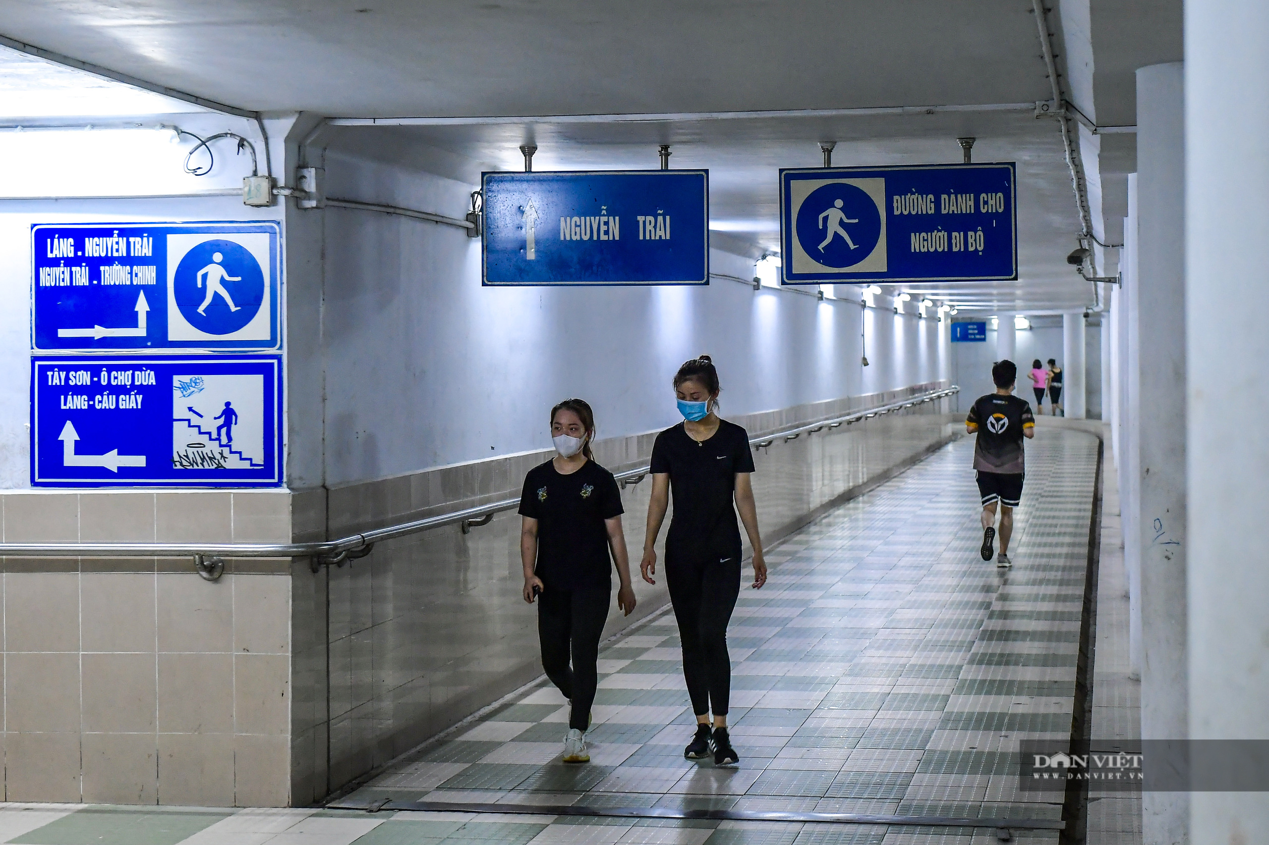 Hầm đi bộ ở Hà Nội bất ngờ đông đúc giữa mùa dịch Covid-19 - Ảnh 12.