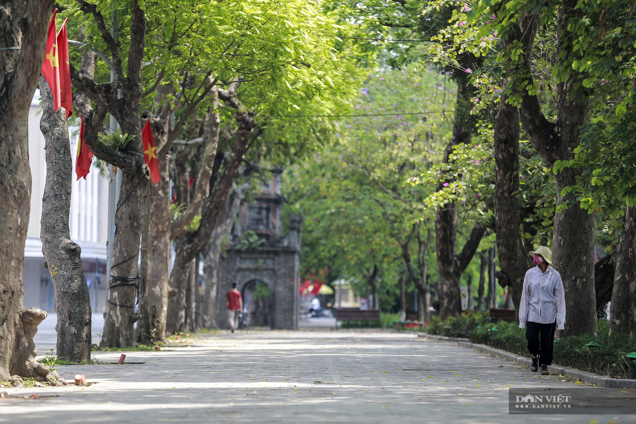 Hà Nội nắng nóng gần 40 độ C, phụ nữ lái ô tô với trang phục kín mít - Ảnh 4.