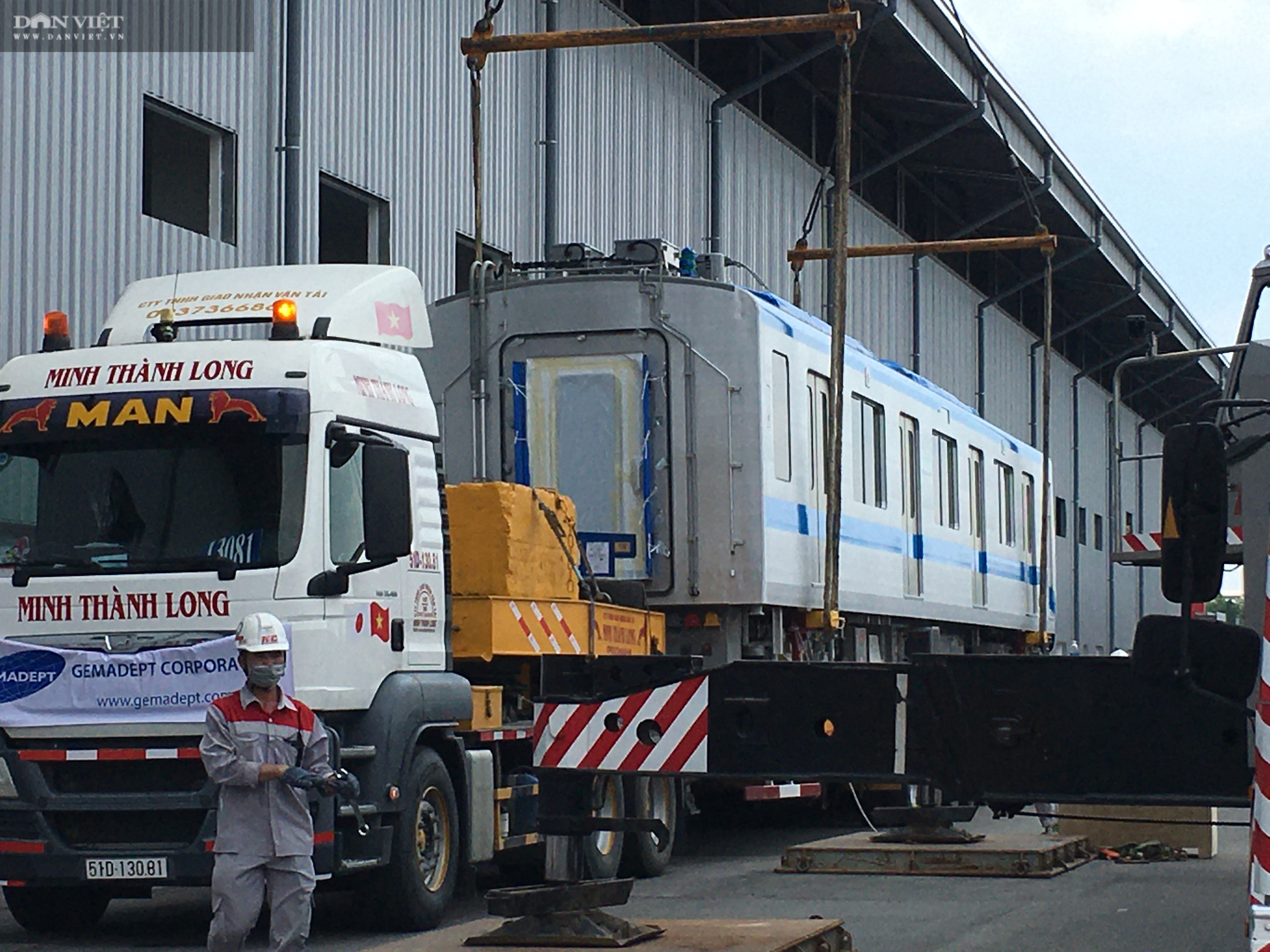 Cận cảnh lắp đặt đoàn tàu metro tại depot Long Bình - Ảnh 3.