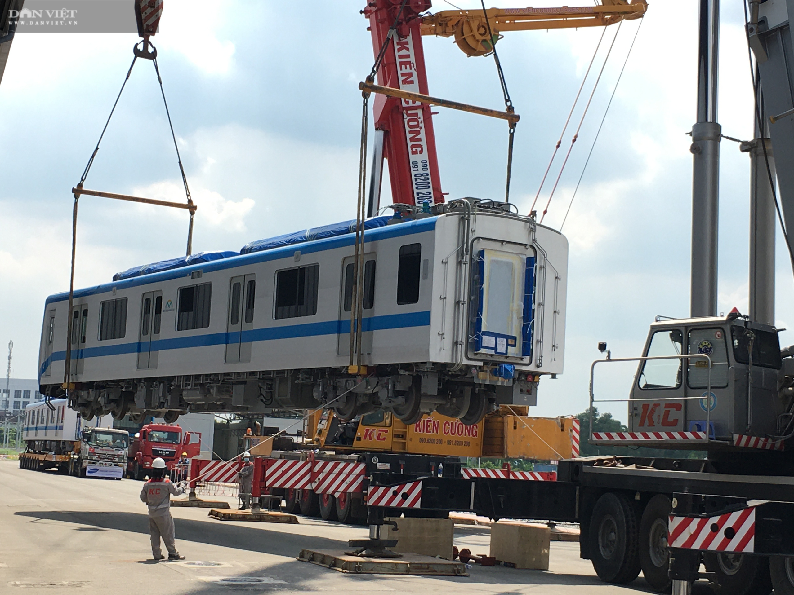 Cận cảnh lắp đặt đoàn tàu metro tại depot Long Bình - Ảnh 4.