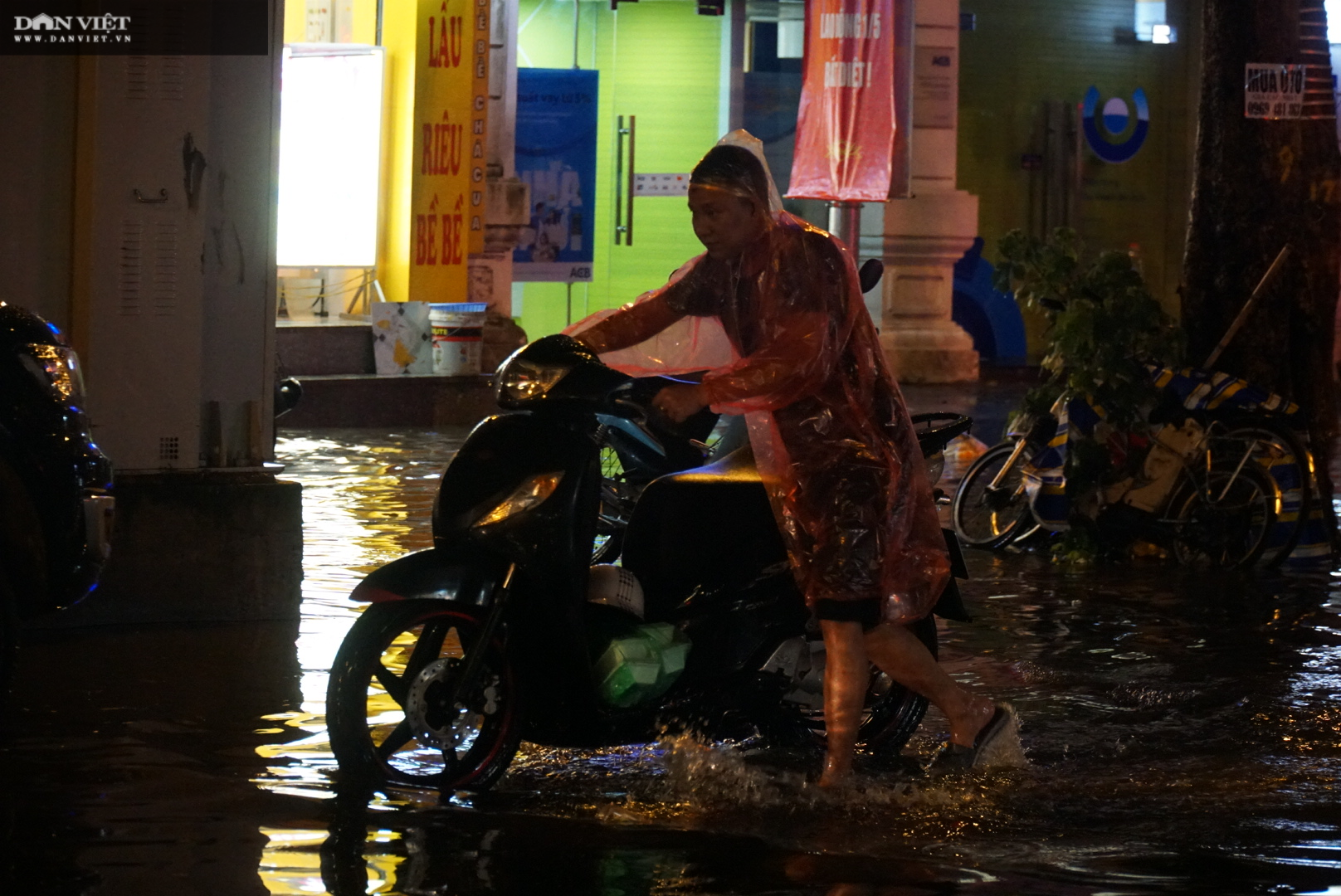 Giao thông hỗn loạn tại ngã 5 Cửa Nam sau cơn mưa lớn - Ảnh 3.