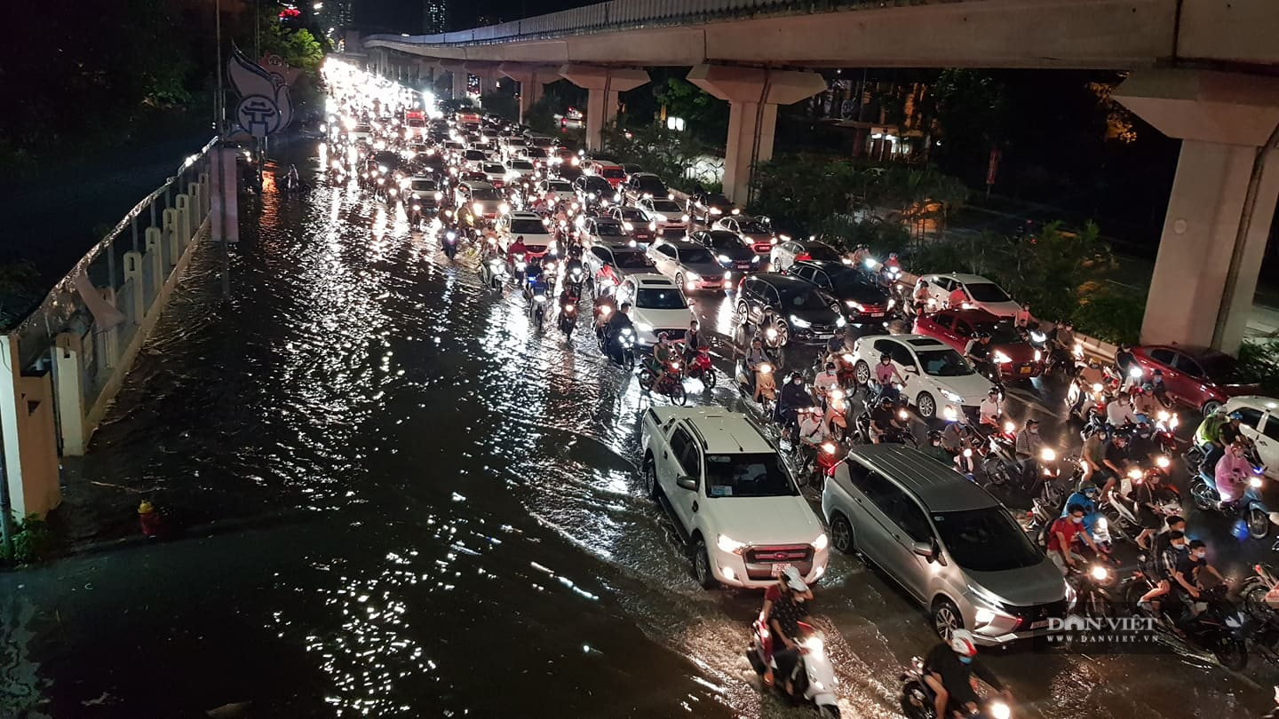 Hà Nội: Lau bugi xe sau cơn mưa lớn kiếm bộn tiền - Ảnh 1.