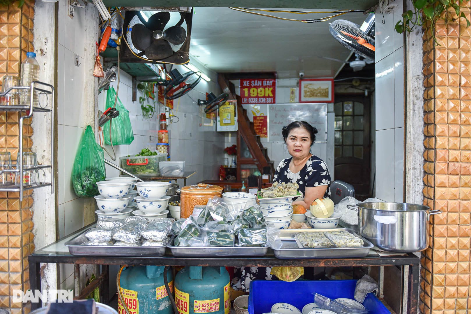 Hà Nội: Quán bún ốc nguội gia truyền 3 đời, bà chủ U70 gẩy ốc điệu nghệ như múa - Ảnh 11.