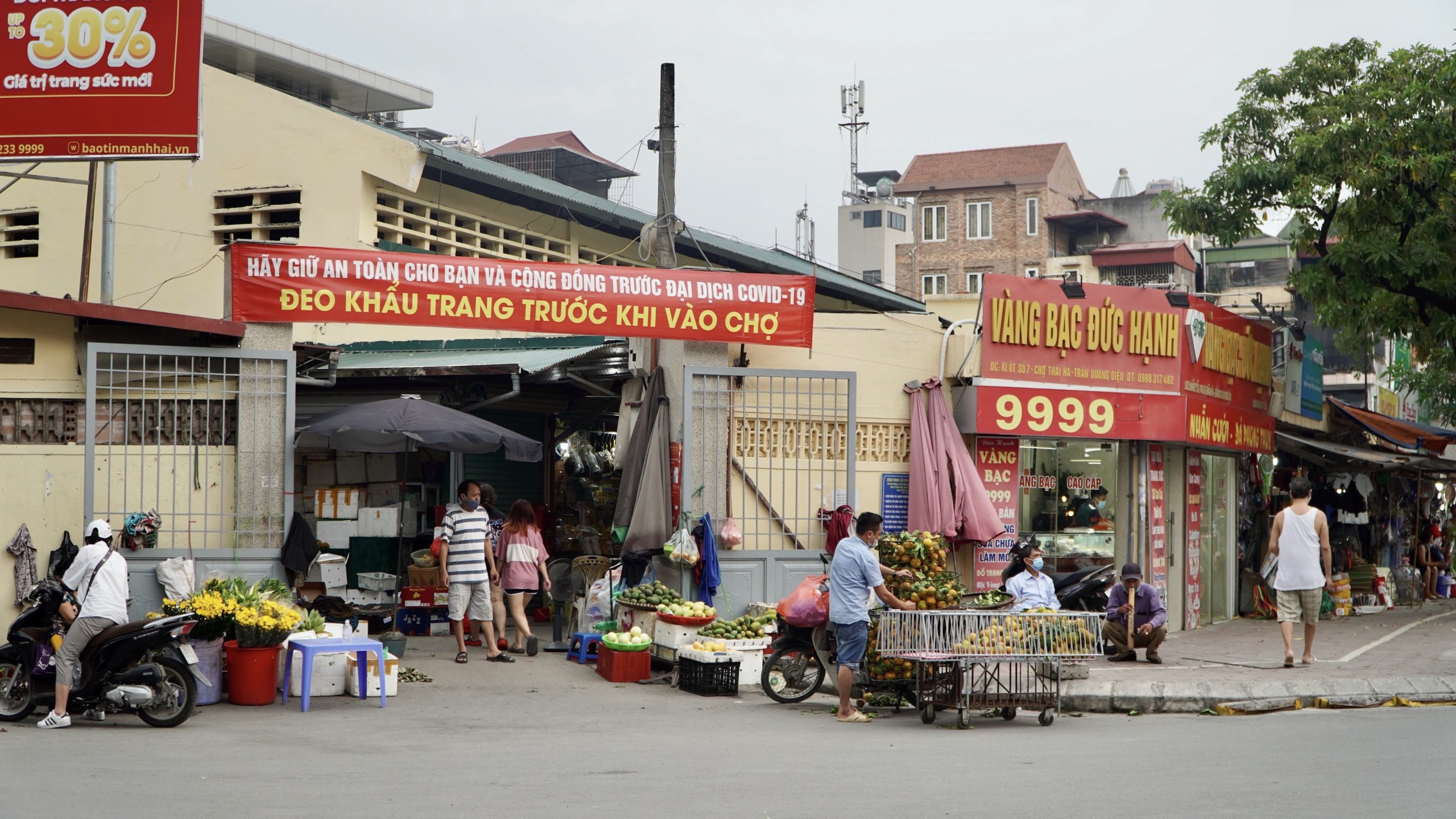 Chợ cóc, chợ tạm &quot;bán cố&quot; sau khi có lệnh cấm - Ảnh 7.