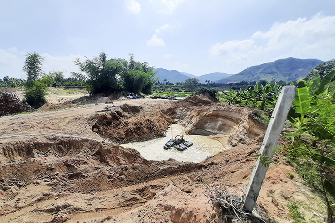 Khánh Hòa: Tan hoang Suối Dầu, múc cả rẫy trồng keo của nông dân để tìm xúc thứ gì? - Ảnh 5.