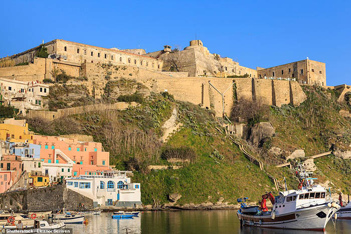 Italia: Đảo sắc màu Procida chờ đón du khách khám phá bí mật “viên ngọc ẩn” - Ảnh 4.