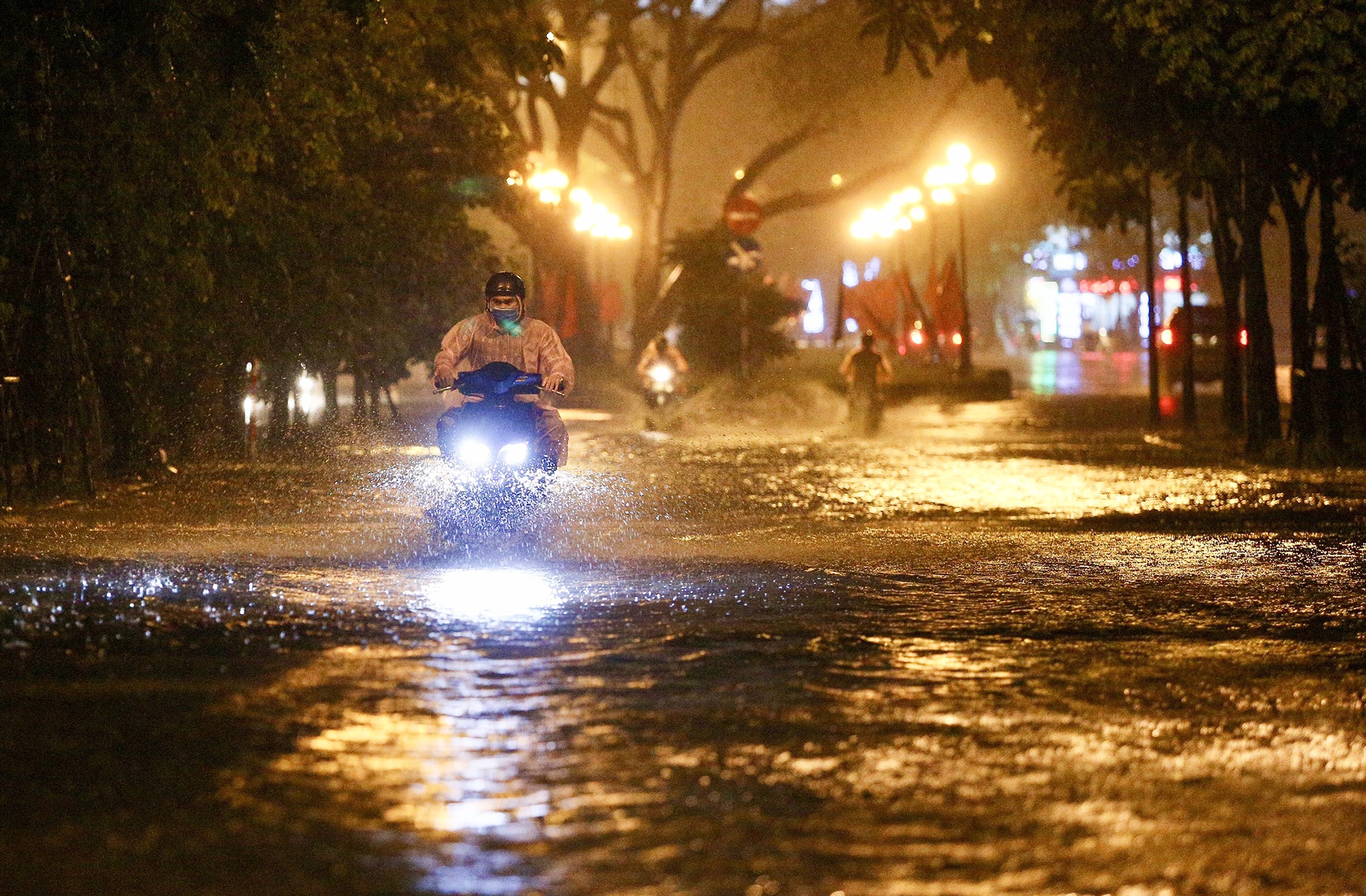 Bắt cá giữa đường sau mưa ngập ở Hà Nội - Ảnh 6.