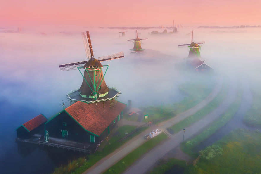 Làng cối xay gió ở Hà Lan chìm trong sương mù huyền ảo như cổ tích - Ảnh 4.